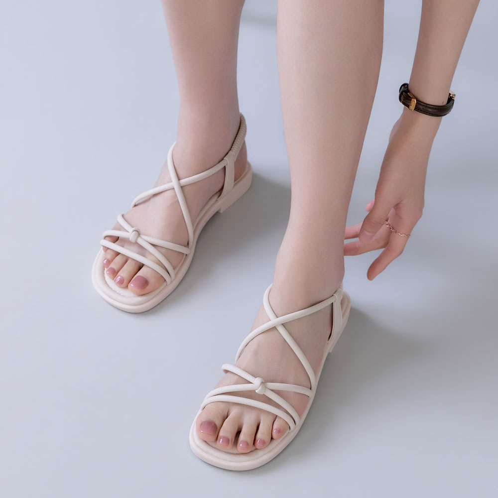 에스유니 여성용 여름 발볼 넓은 슬립 스트랩 쿠션 밴딩 플랫 샌들 2cm 이미지 7