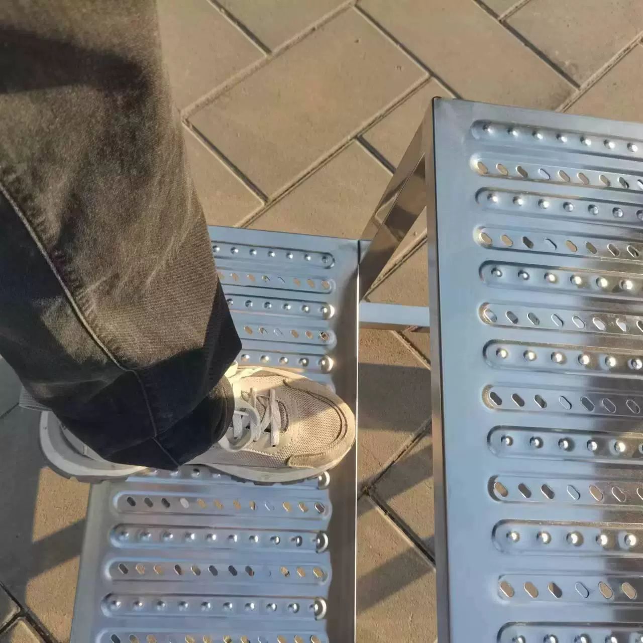3단 철제 계단사다리 이동식 작업 발판 바퀴 안전 디딤대 가정용 높이조절 작업대 - 상세 이미지 3