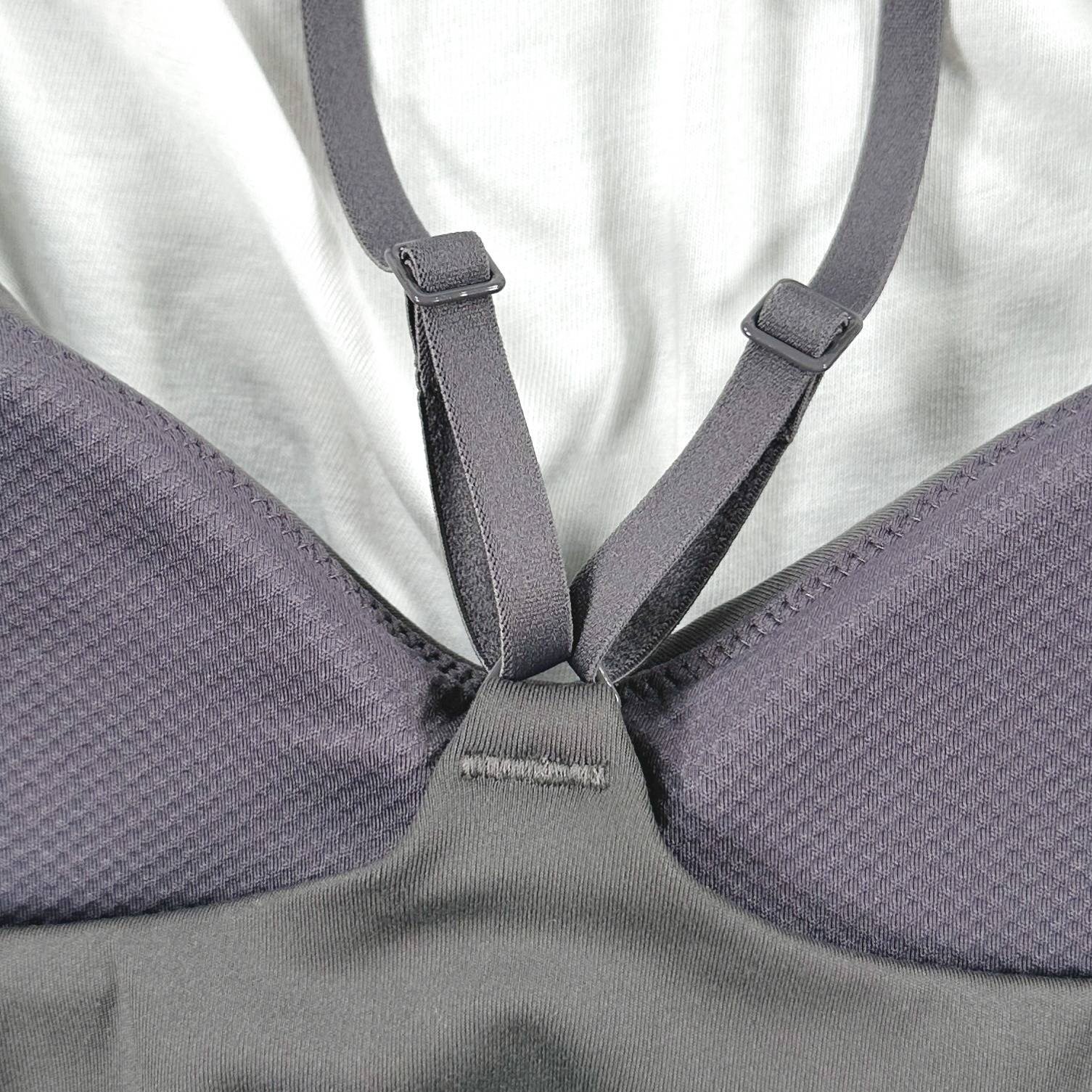 나이키 스포츠브라 인디 요가 브라탑 필라테스 라이트서포트 어저스터블 차콜, L - 상세 이미지 4