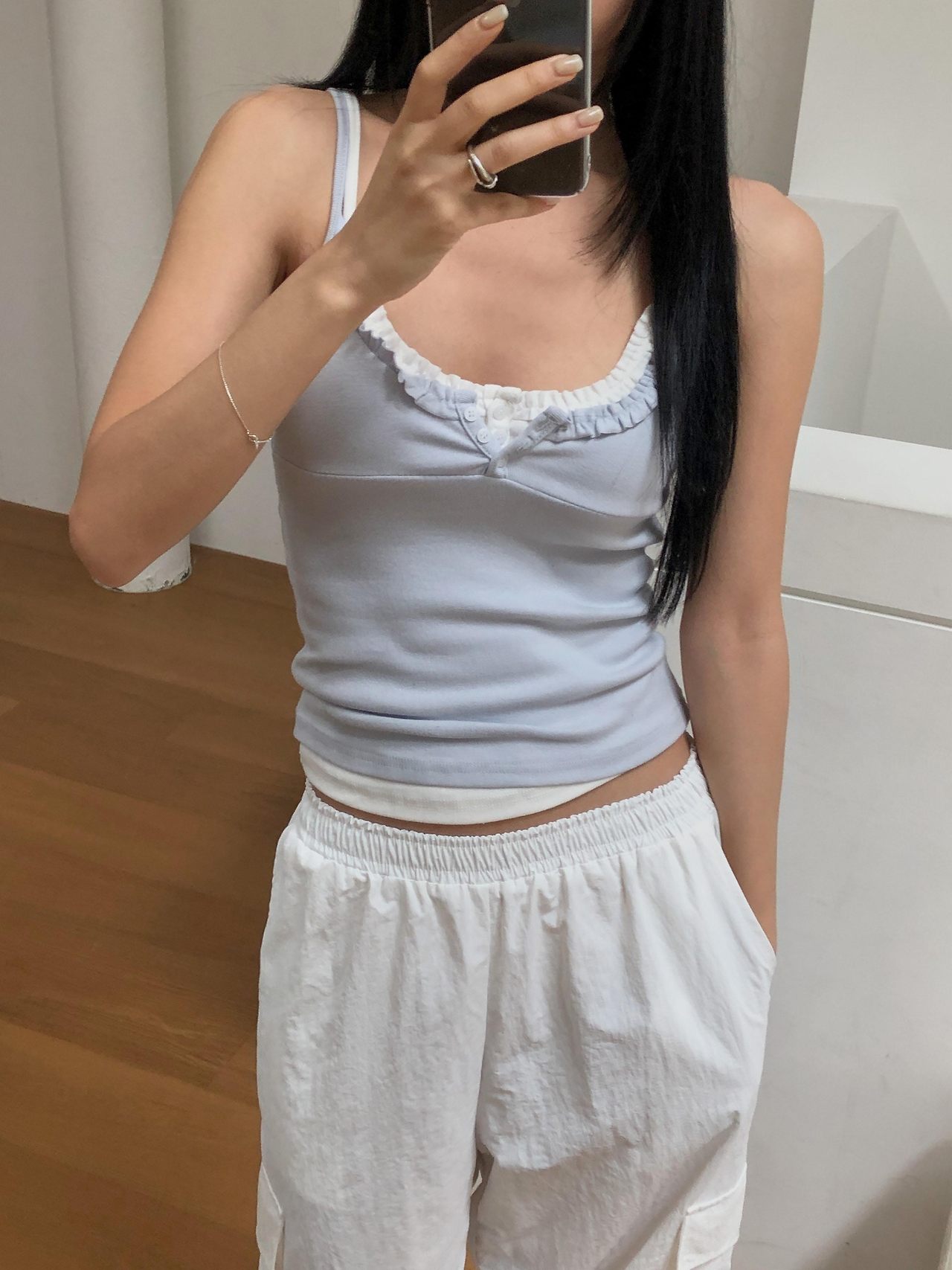 오버무드 여름 브이넥 프릴 레이어드 내수 단작 단추 원단 쫀쫀 프릴 레이스 나시 티 - 상품 이미지