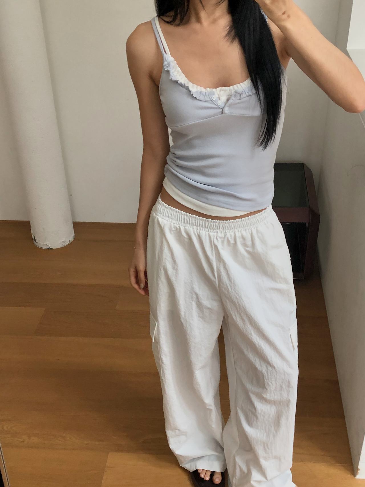 오버무드 여름 브이넥 프릴 레이어드 내수 단작 단추 원단 쫀쫀 프릴 레이스 나시 티 - 상세 이미지 2