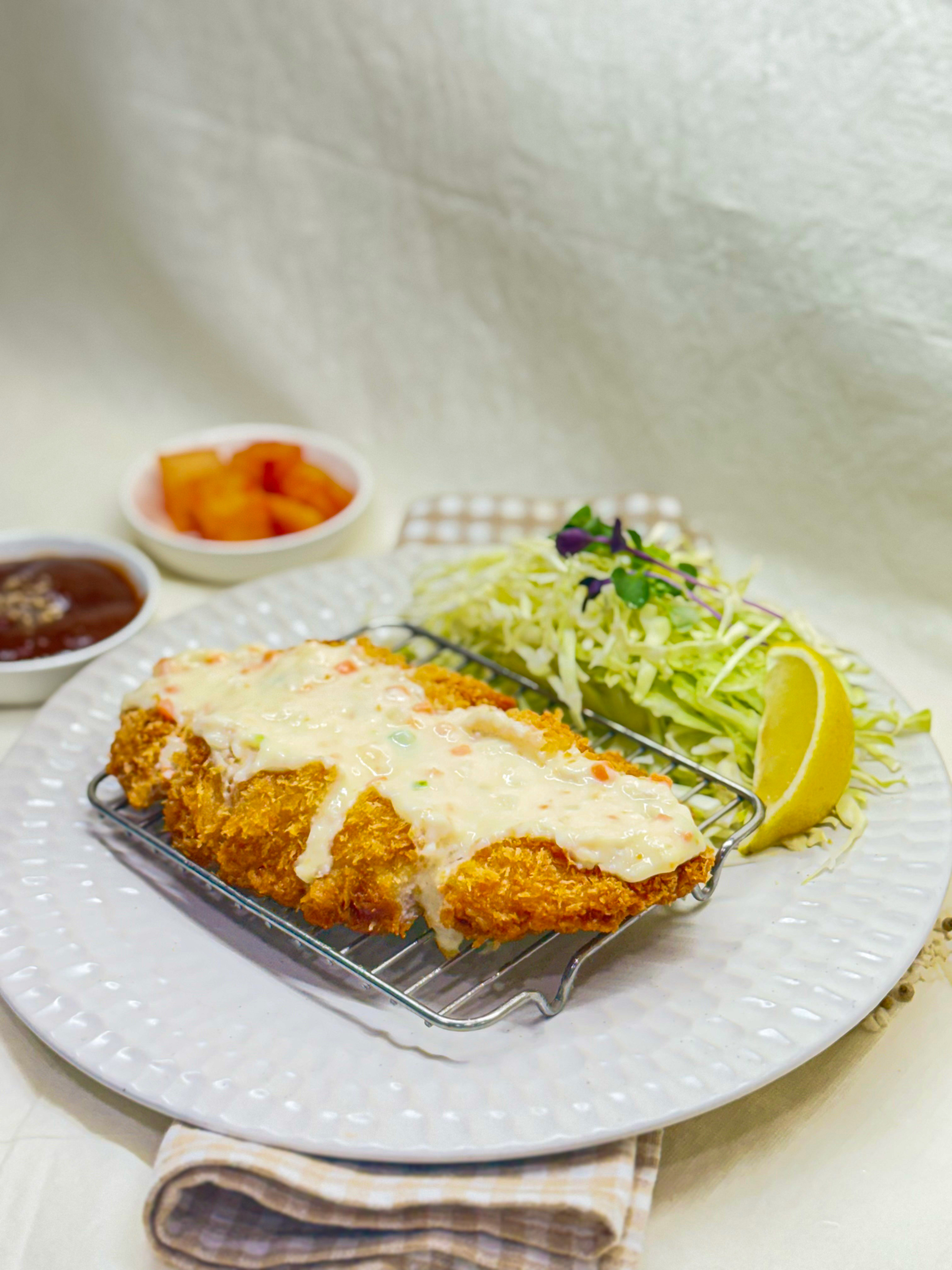 [미식당] 코돈부르 치즈 돈카츠 330G 140gX2개입 + 소스50gX1개입, 야채 간식 - 상품 이미지