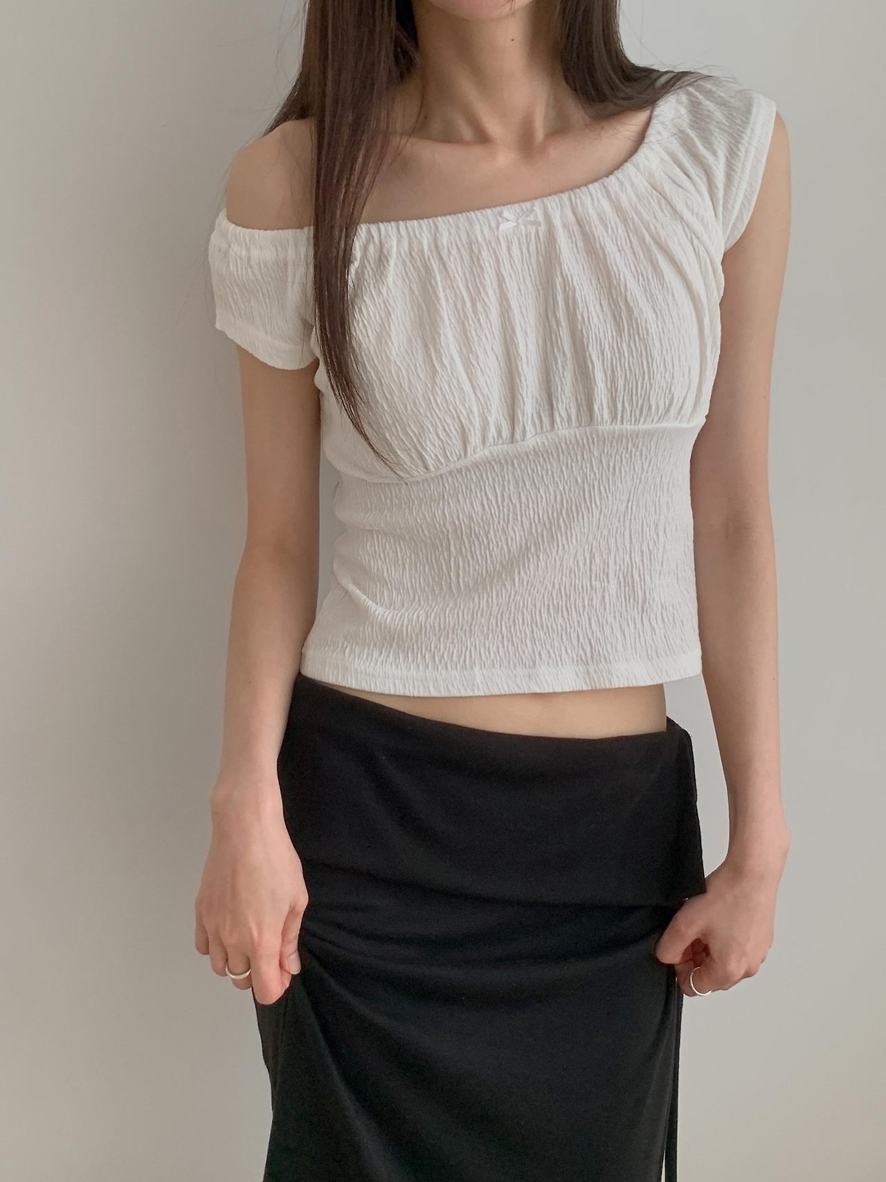 오버무드 여름 리본 스퀘어넥 오프숄더 투웨이 퍼프 캡소매 셔링 여리핏 슬림 반팔티 - 상품 이미지