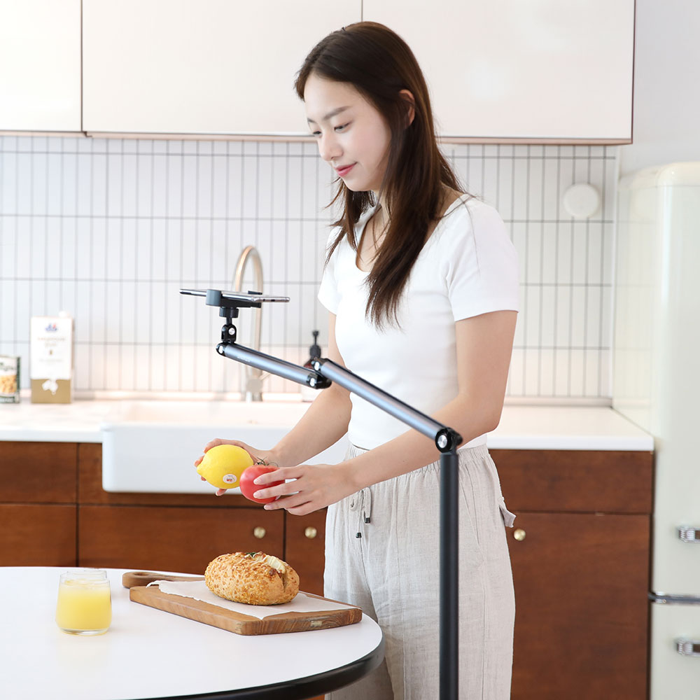 로보 마그네틱 핸드폰 거치대 맥세이프 스탠드 유튜브 침대 스마트폰 항공샷 수직 촬영 거치대 - 상품 이미지