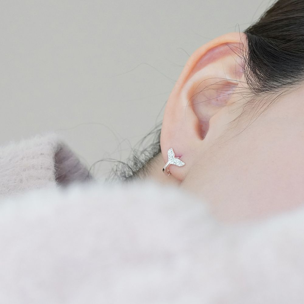 실버925 고래 꼬리 큐빅 볼드 은 원터치 링 귀걸이 - 상세 이미지 3