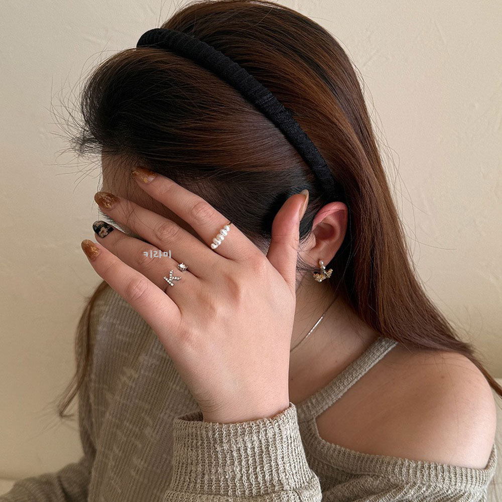 심플 블랙 패브릭 빗살 헤어밴드 무지 단색 흘러내리지않는 머리띠 - 상품 이미지