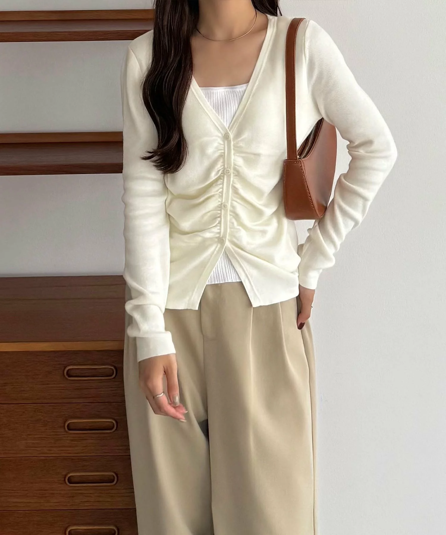 JUNOAH 칼라우티아 여성 셔링 브이넥 페이크 레이어드 가디건 슬림핏 골지 봄 가을 - 상세 이미지 3