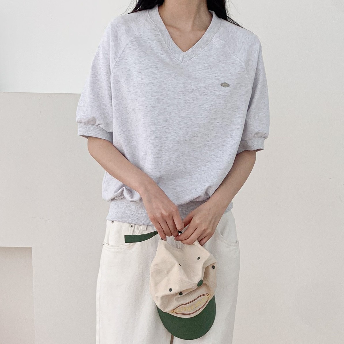 여성 나그랑 브이넥 반팔 맨투맨 오버핏 반팔 여름 데일리룩 출근룩 밴딩 세미 크롭 티 - 상품 이미지