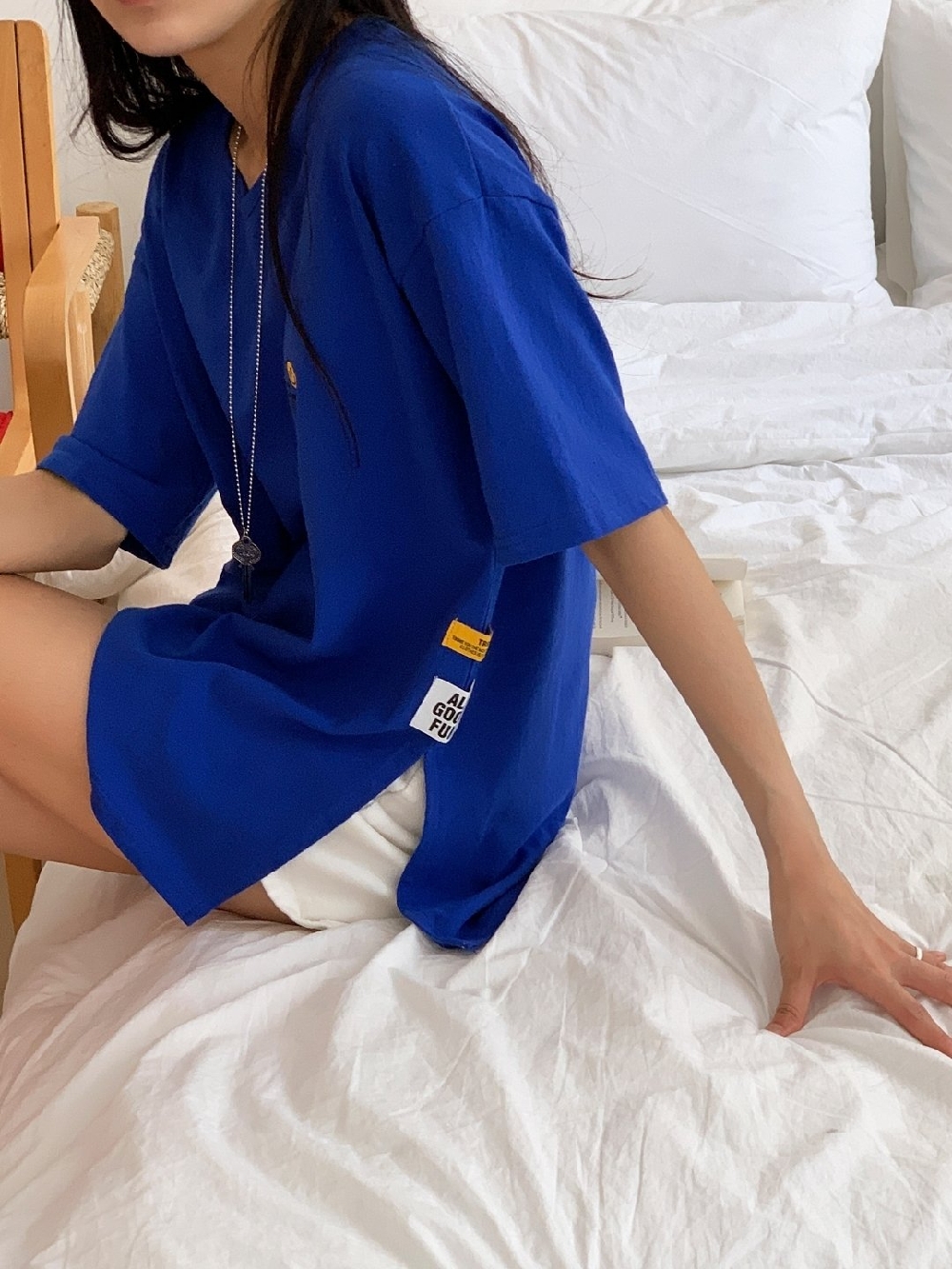 여성반팔티 랍빠 브이넥 오버핏 패치 옆트임 반팔 티셔츠 - 상세 이미지 5