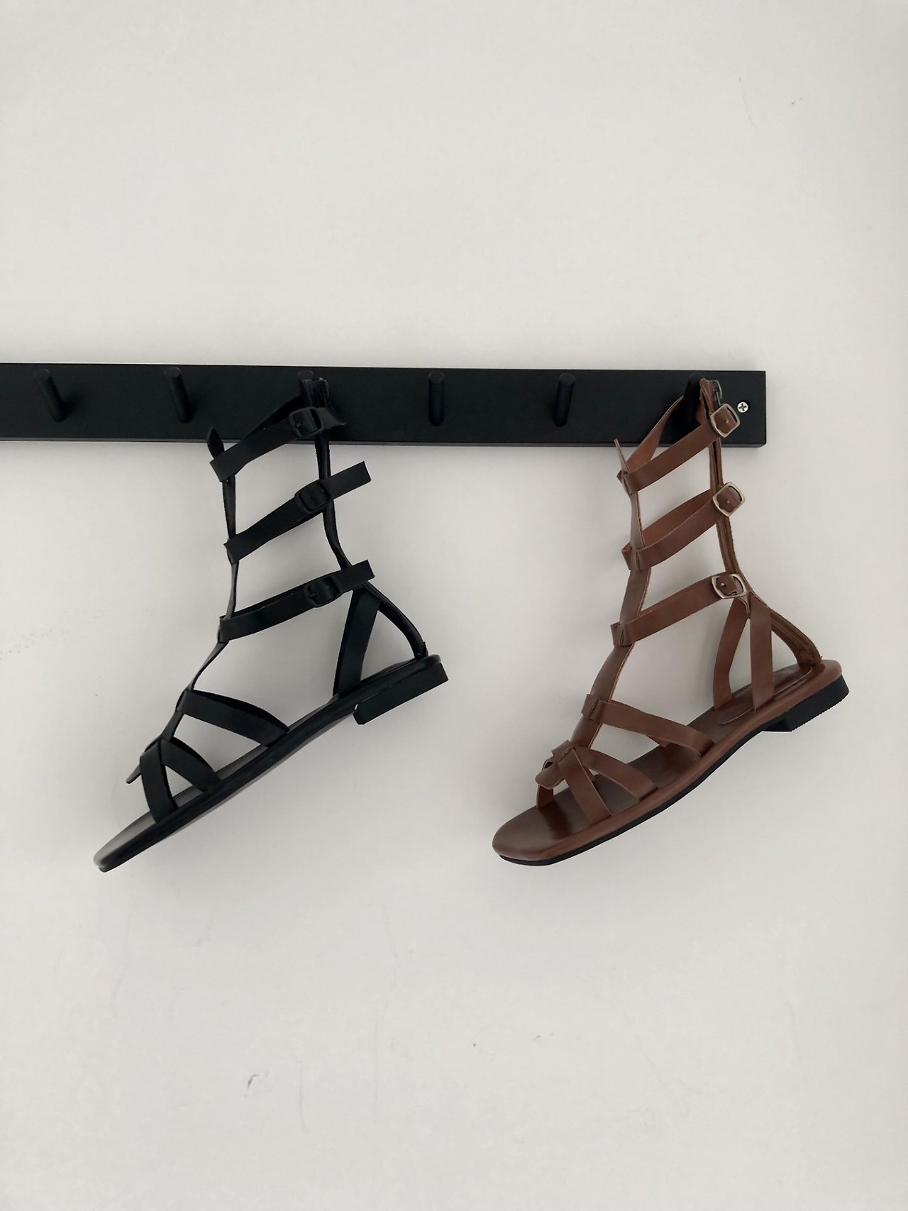 버클 스트랩 글래디에이터 샌들 스퀘어토 뒷지퍼 슈즈 1.5cm 낮은굽 - 상세 이미지 3