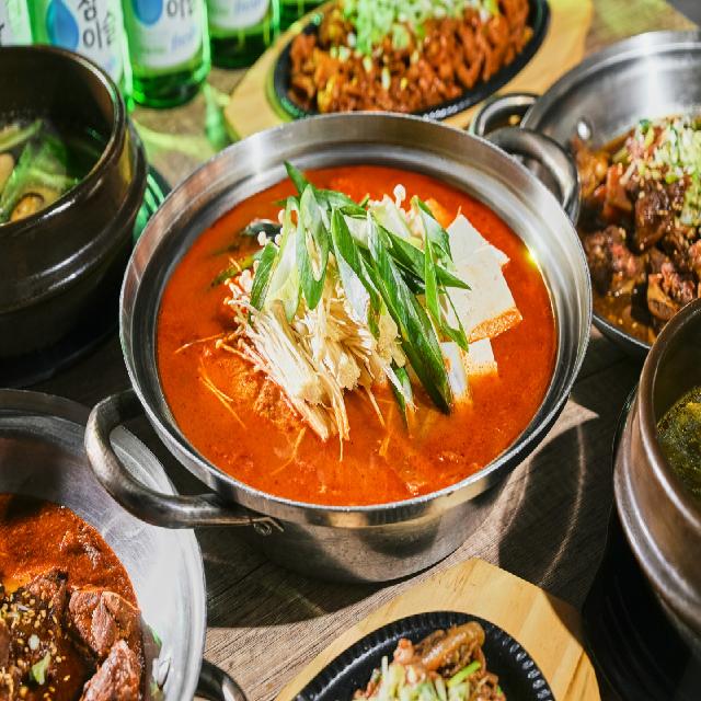 큰집식당 국산 돼지고기 김치찌개 반찬 기념일 생일 집들이 캠핑 요리 밀키트 800g 1개 - 상품 이미지