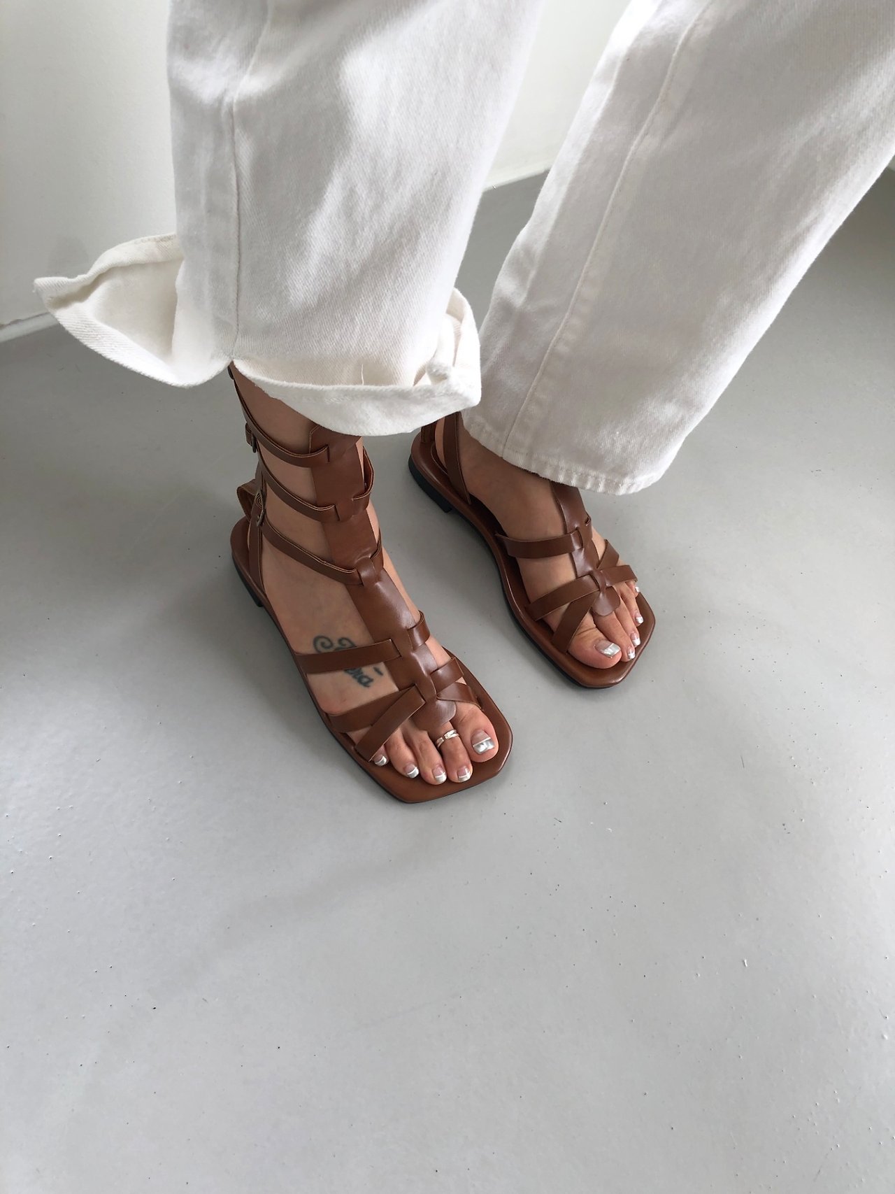 버클 스트랩 글래디에이터 샌들 스퀘어토 뒷지퍼 슈즈 1.5cm 낮은굽 이미지 6