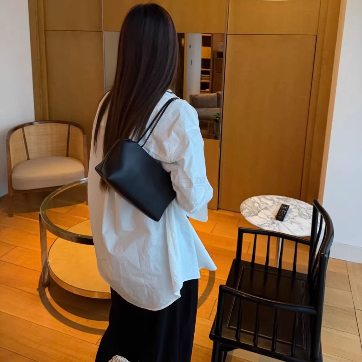 양가죽 숄더백 부드러운 플레인 데일리가방 모던하고 미니멀한 출퇴근룩 데이트룩 - 상세 이미지 5