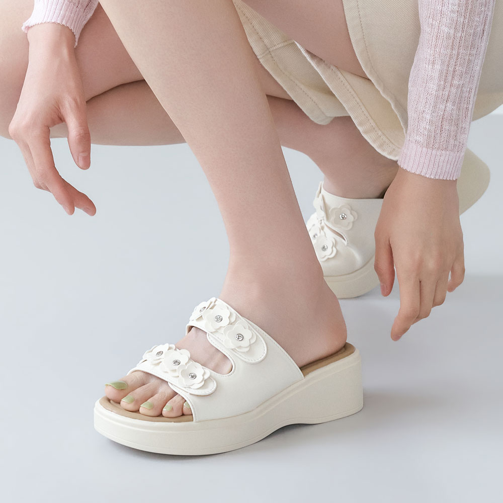에스유니 여성용 로맨틱 플라워 포인트 스트랩 통굽 키높이 슬리퍼 5.5cm - 상품 이미지