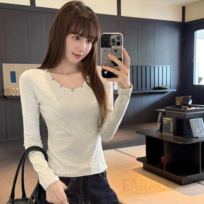 여성 캐주얼 미니멀 슬림핏 스판 브이넥 아일렛 스터드 디테일 기본 레이어드 이너 긴팔 티셔츠 - 상품 이미지