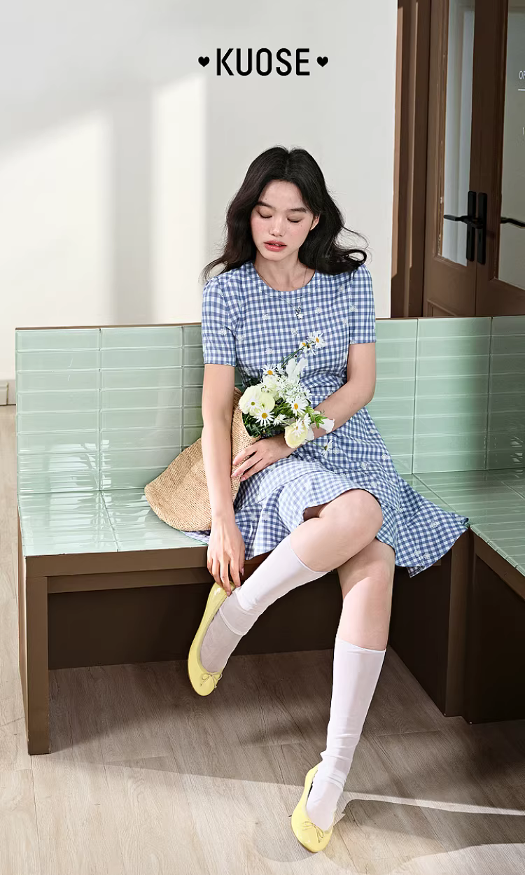 KUOSE 쿠오세 연블루 체크 자수 반팔 원피스 - 상품 이미지