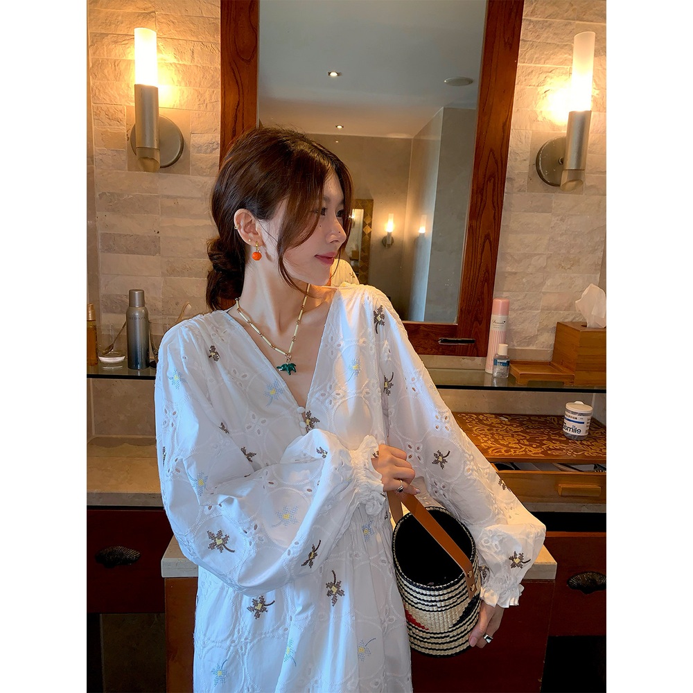 브이넥 펀칭 꽃자수롱원피스 프릴소매 순면 뒷부분백리스 리본포인트 휴양지 여름 화이트 - 상세 이미지 3