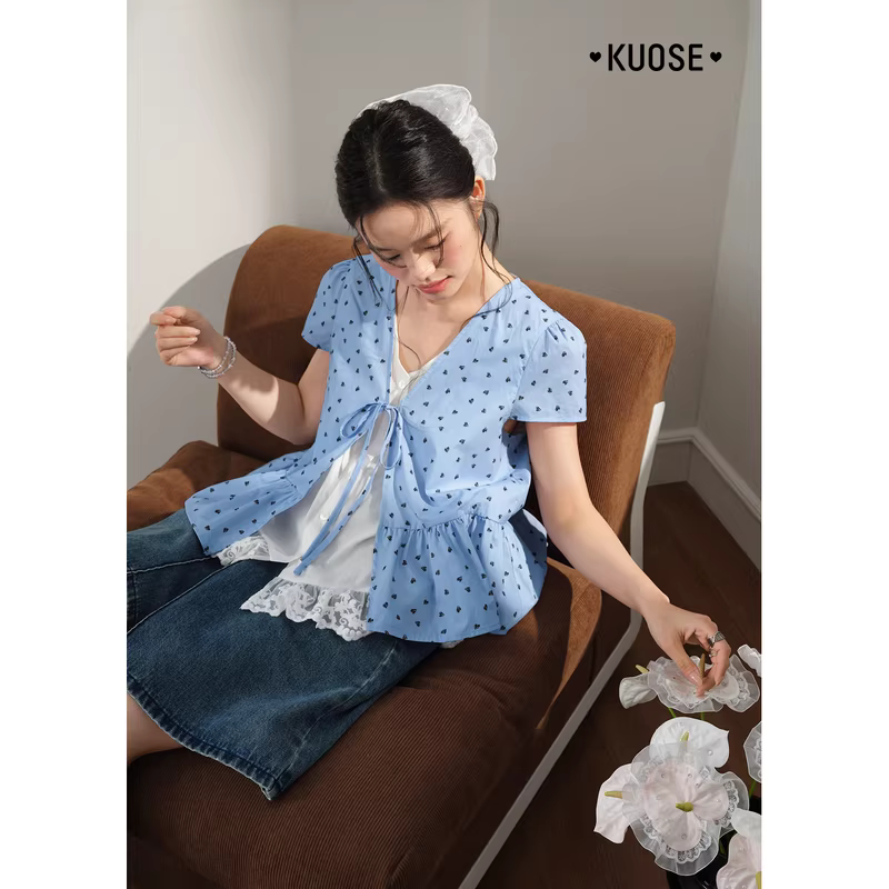 KUOSE 쿠오세 V넥 레이스 하트 프린트 블루 반소매 블라우스 - 상세 이미지 3