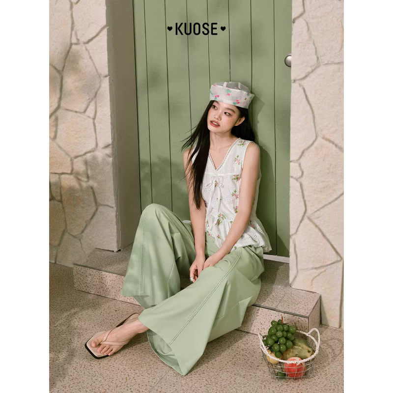 KUOSE 쿠오세 화이트 펀칭 자수 V넥 민소매 블라우스 - 상세 이미지 4