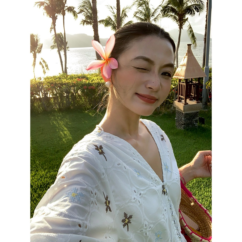 브이넥 펀칭 꽃자수롱원피스 프릴소매 순면 뒷부분백리스 리본포인트 휴양지 여름 화이트 - 상세 이미지 5