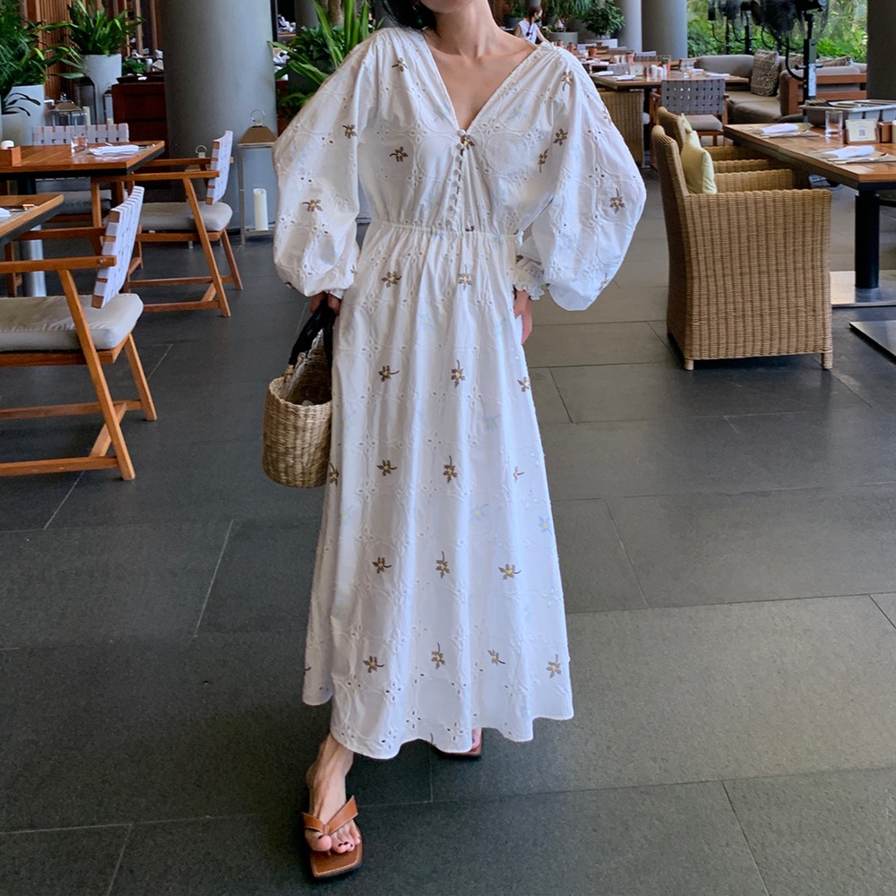 브이넥 펀칭 꽃자수롱원피스 프릴소매 순면 뒷부분백리스 리본포인트 휴양지 여름 화이트 - 상품 이미지