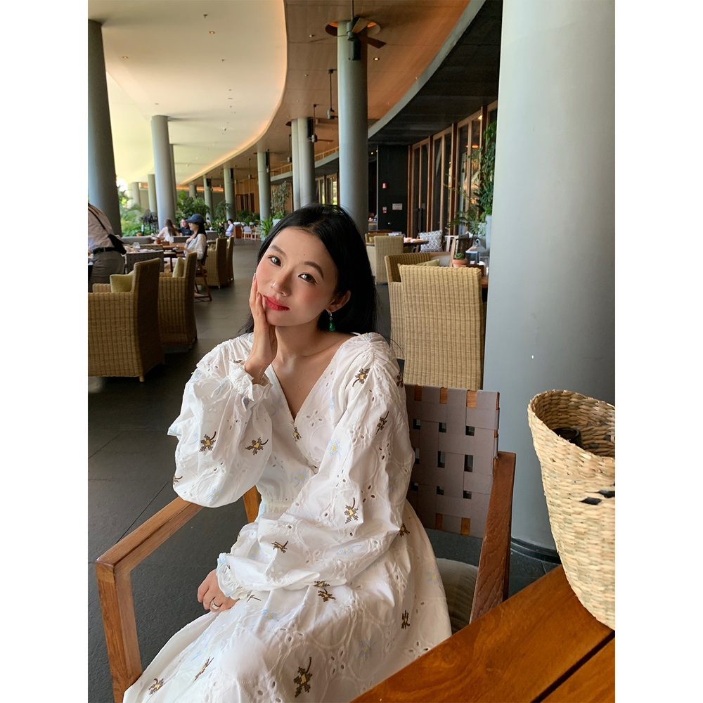 브이넥 펀칭 꽃자수롱원피스 프릴소매 순면 뒷부분백리스 리본포인트 휴양지 여름 화이트 - 상세 이미지 4