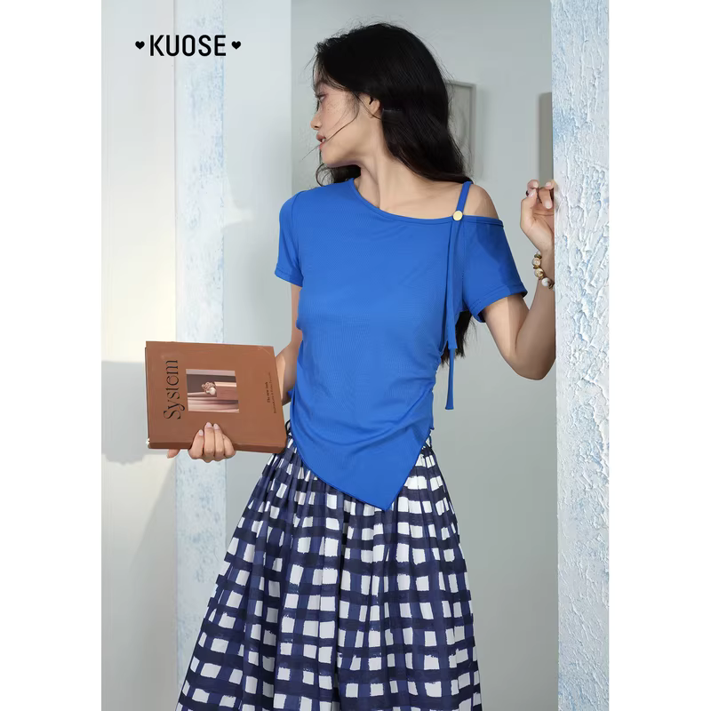 KUOSE 쿠오세 여름 블루 비대칭 슬래시넥 반소매 티셔츠 - 상세 이미지 3