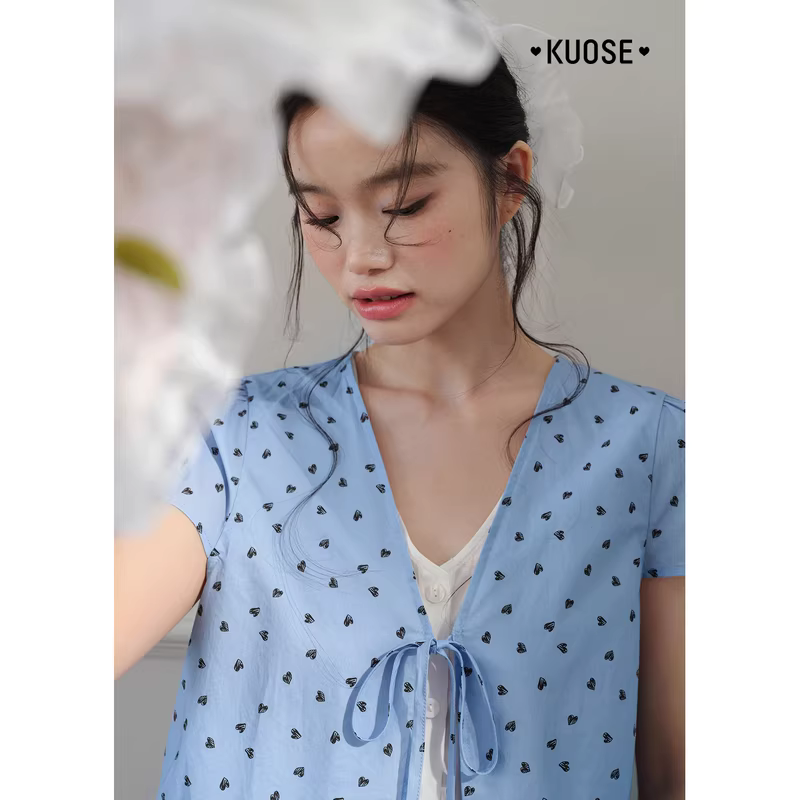 KUOSE 쿠오세 V넥 레이스 하트 프린트 블루 반소매 블라우스 - 상세 이미지 5