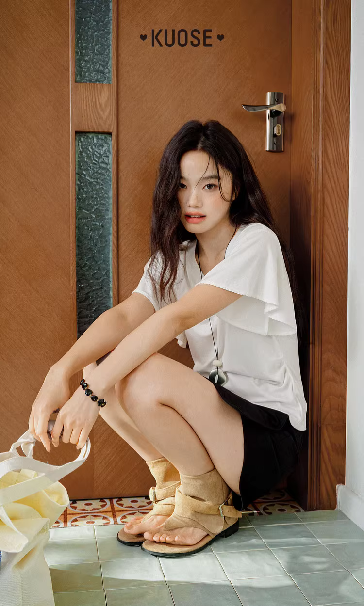 KUOSE 쿠오세 화이트 V넥 슬림핏 플레어 소매 티셔츠 - 상품 이미지