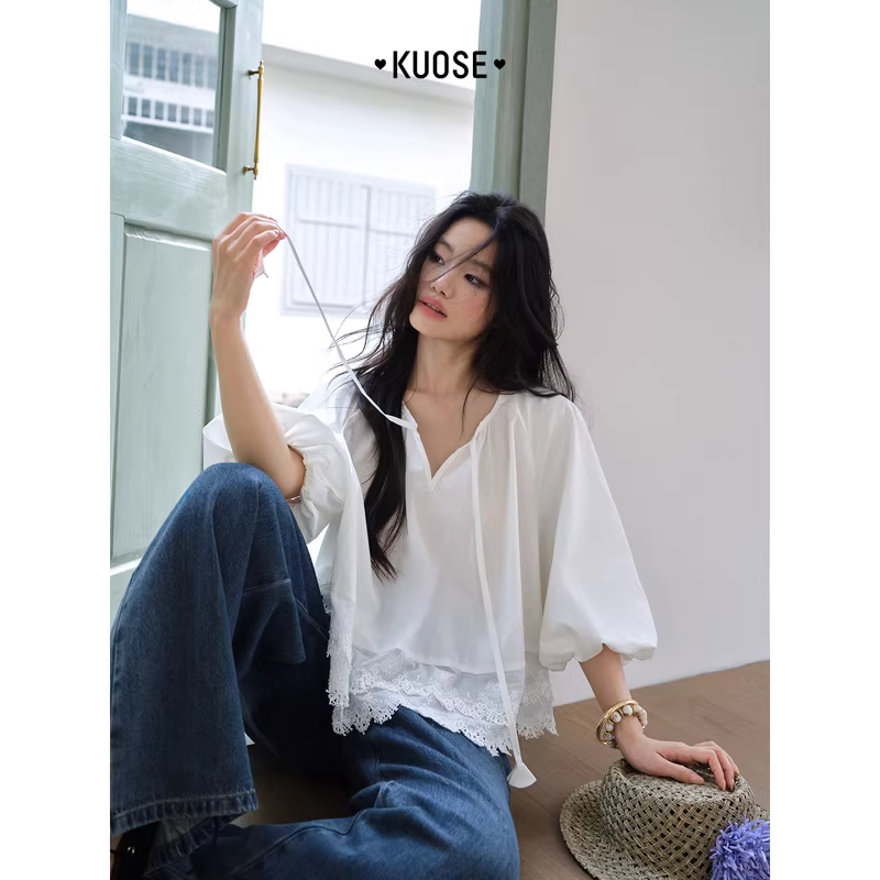 KUOSE 쿠오세 흰색 라이셀 레이스 벌룬소매 V넥 블라우스 - 상세 이미지 4