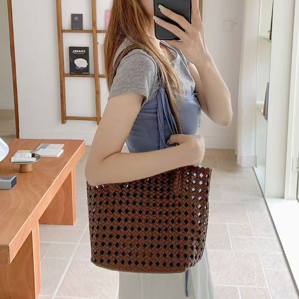 여름가방 인조 가죽 펀칭 숄더백 데일리 미디엄 썸머 무드 어깨 가방+파우치 - 상세 이미지 2