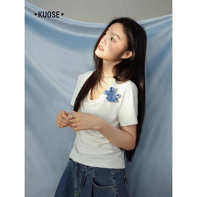 KUOSE 쿠오세 화이트 슬림핏 텍스처 드레이프넥 3D 꽃 반팔티 - 상세 이미지 3