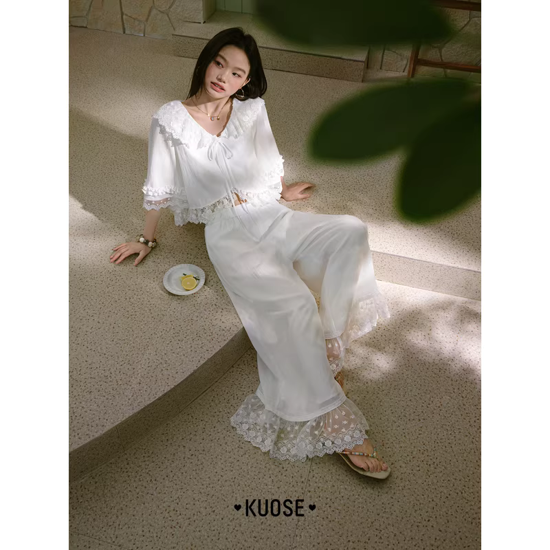 KUOSE 쿠오세 화이트 레이스 V넥 블라우스 팬츠 세트 - 상세 이미지 5
