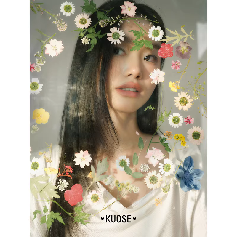 KUOSE 쿠오세 화이트 슬림핏 텍스처 드레이프넥 3D 꽃 반팔티 - 상세 이미지 4