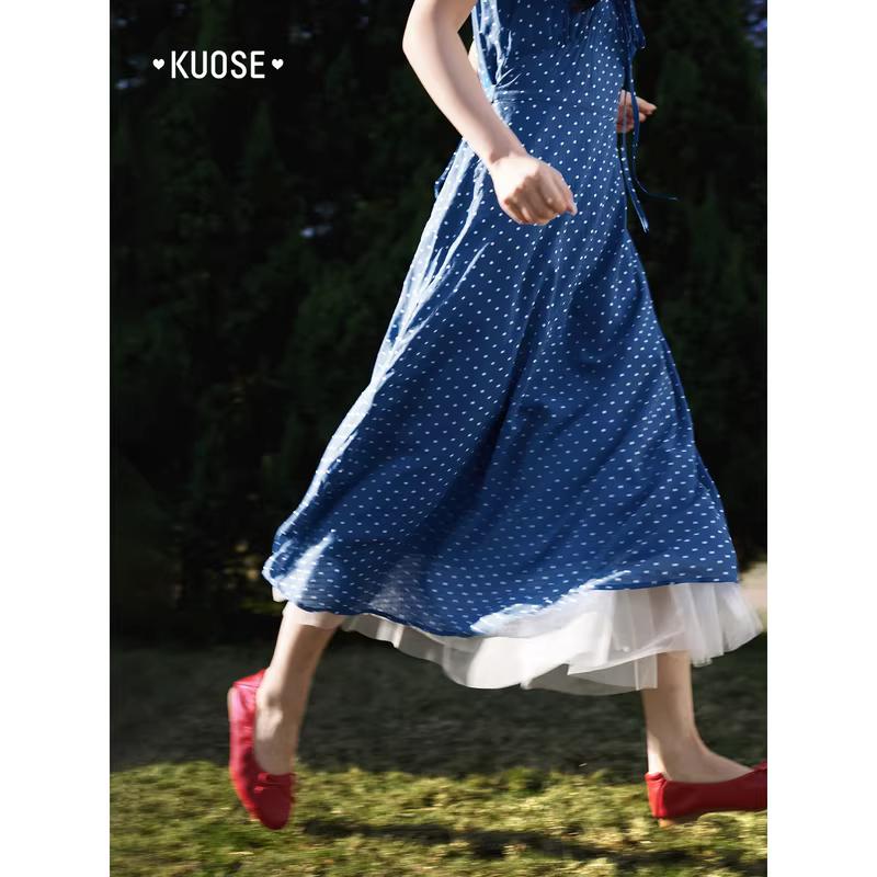 KUOSE 쿠오세 블루 도트 플리츠 V넥 허리끈 롱 원피스 - 상세 이미지 4