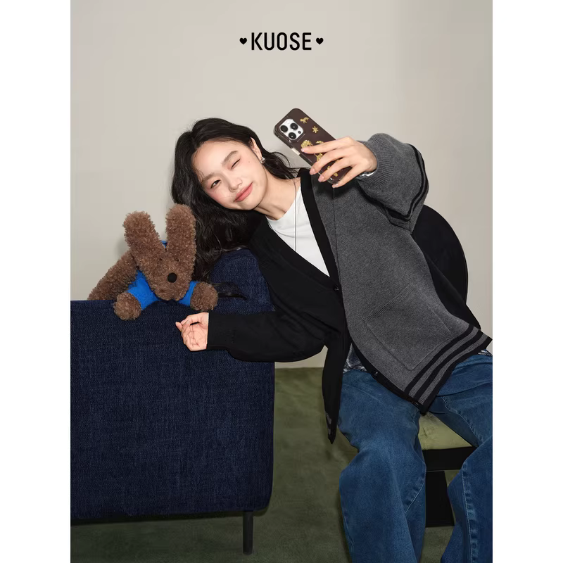 KUOSE 쿠오세 블랙 V넥 루즈핏 긴팔 니트 가디건 - 상세 이미지 3