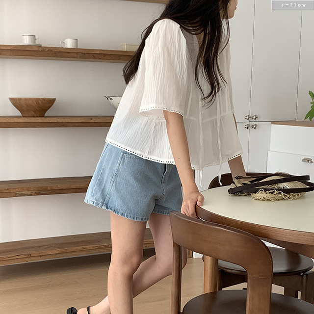 칸도 레이스 핀턱 플레어 반팔 블라우스 2col 여름 루즈핏 타이 브이넥 버튼 제이플로우 - 상세 이미지 3
