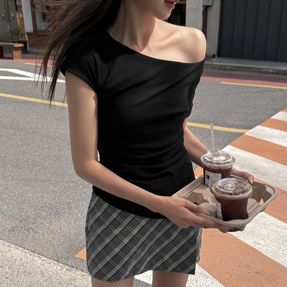 오프숄더 사이드 핀턱 여름 언발 티셔츠 - 상세 이미지 4