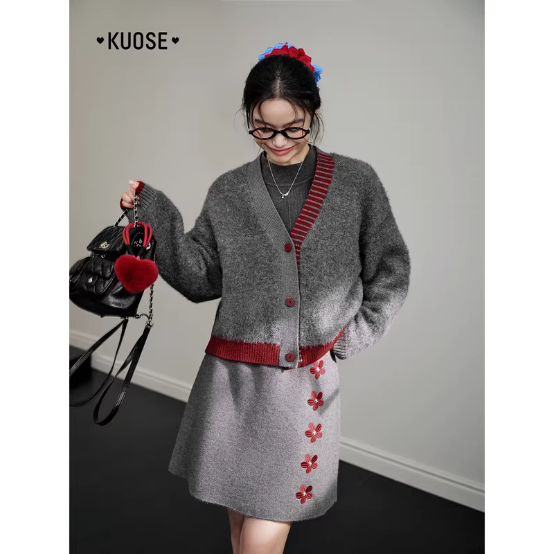 KUOSE 쿠오세 V넥 회색 니트 가디건 플레어 스커트 세트 - 상세 이미지 3