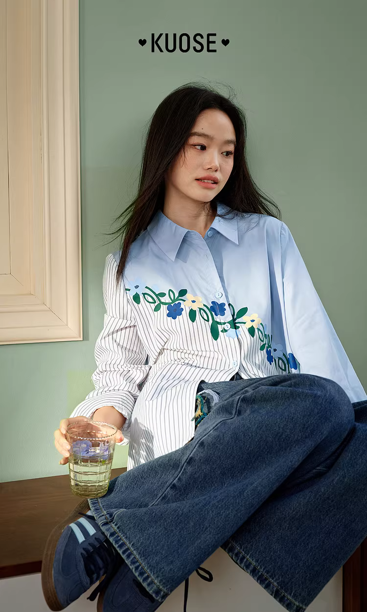 KUOSE 쿠오세 루즈핏 꽃 자수 스트라이프 블루 카라 셔츠 - 상품 이미지