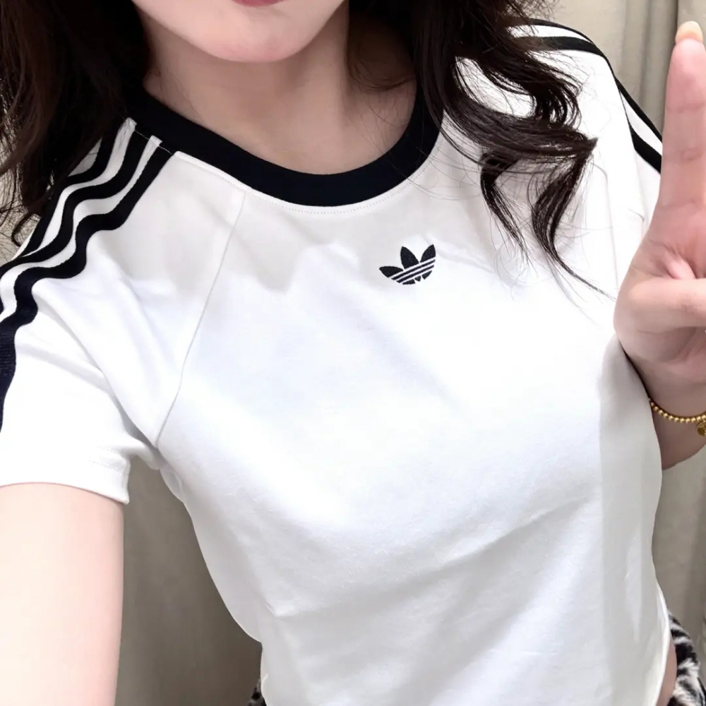 아디다스 우먼스 삼선 베이비티 크롭 반팔 티셔츠 화이트 KT7793 - 상세 이미지 4