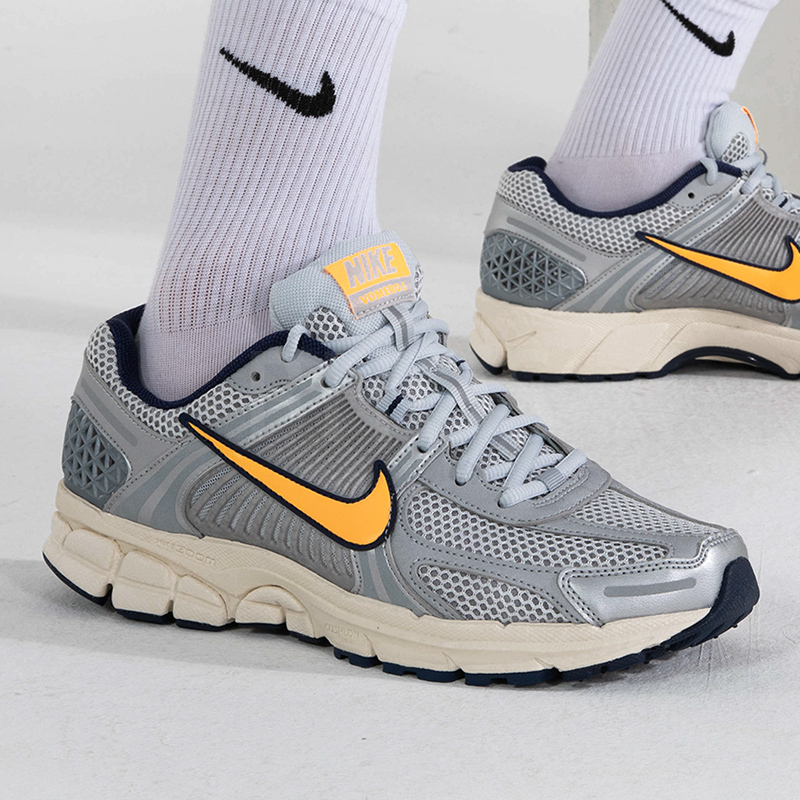 나이키 줌 보메로 5 퓨어 플래티넘 앤 레