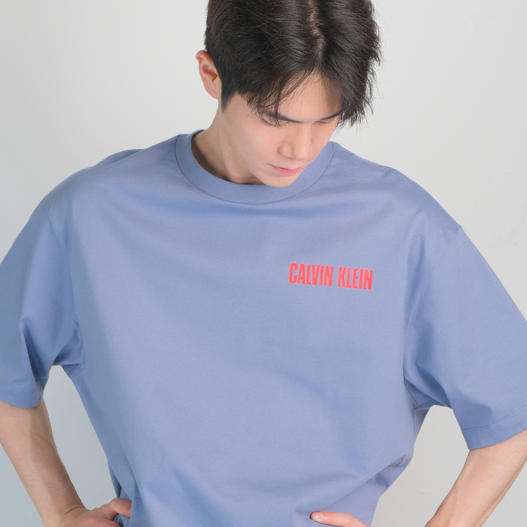 캘빈클라인 릴렉스 핏 버티컬 로고 티셔츠 템페스트블루, XL - 상세 이미지 4