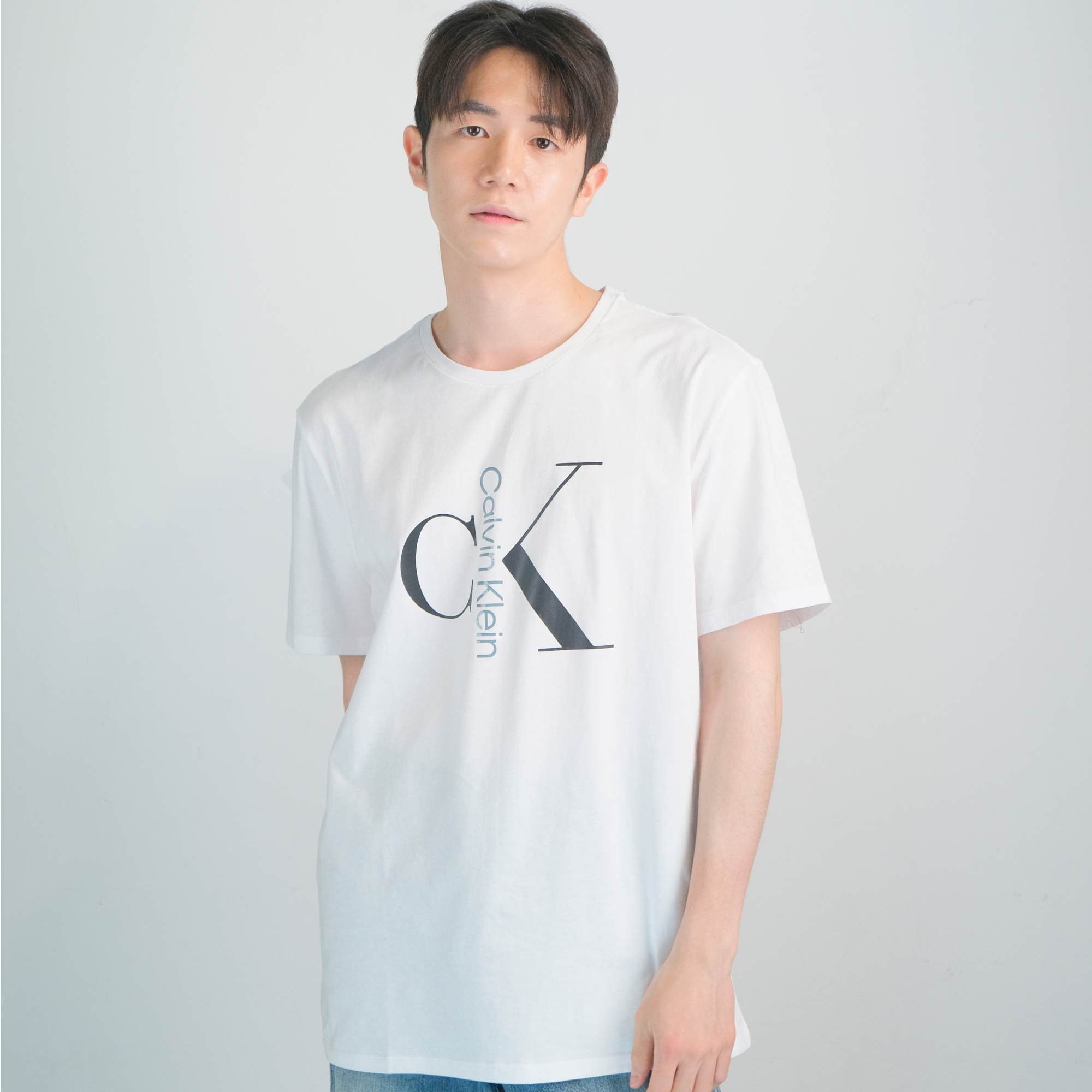 캘빈클라인 릴릭스 핏 CK 미니멀 로고 크루넥 티셔츠 화이트, XL - 상세 이미지 3