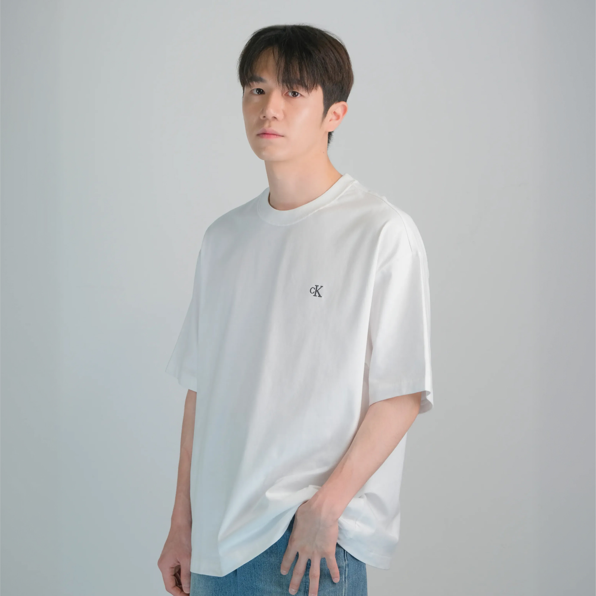 캘빈클라인 릴렉스 핏 로고 크루넥 티셔츠 화이트, XL - 상세 이미지 4