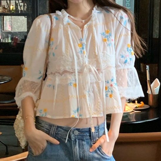 꽃자수 레이스7부소매 블라우스 리본 루즈핏 순면 싸개단추 귀여운 짧은스타일 화이트 - 상품 이미지