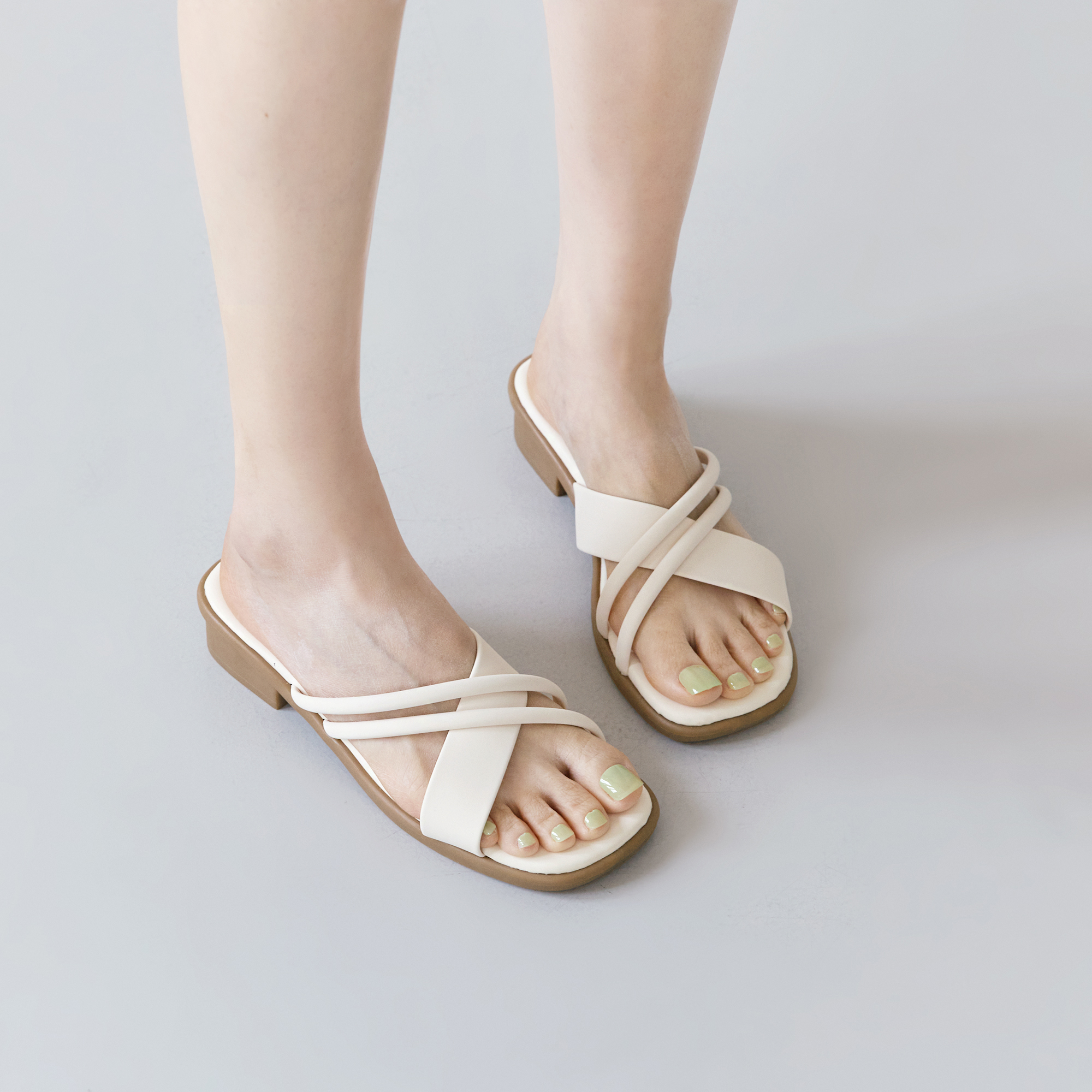 에스유니 여성 크로스 스트랩 발편한 쿠션 슬라이드 슬리퍼 사무실슬리퍼 3.5cm - 상품 이미지
