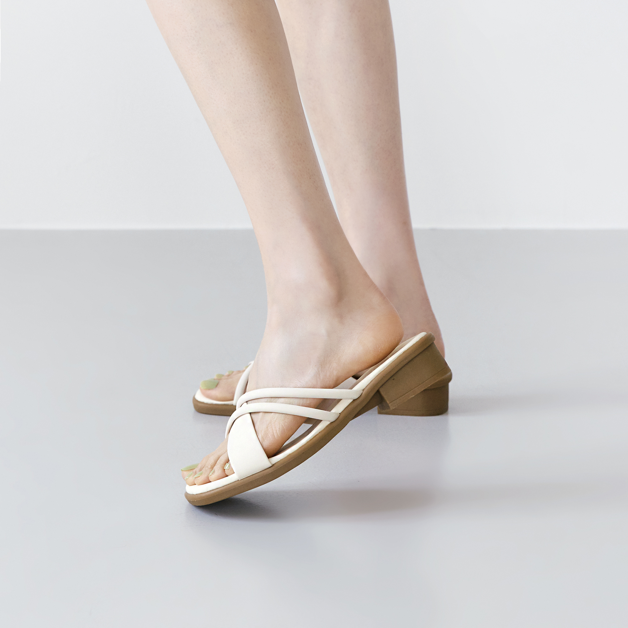 에스유니 여성 크로스 스트랩 발편한 쿠션 슬라이드 슬리퍼 사무실슬리퍼 3.5cm - 상세 이미지 4