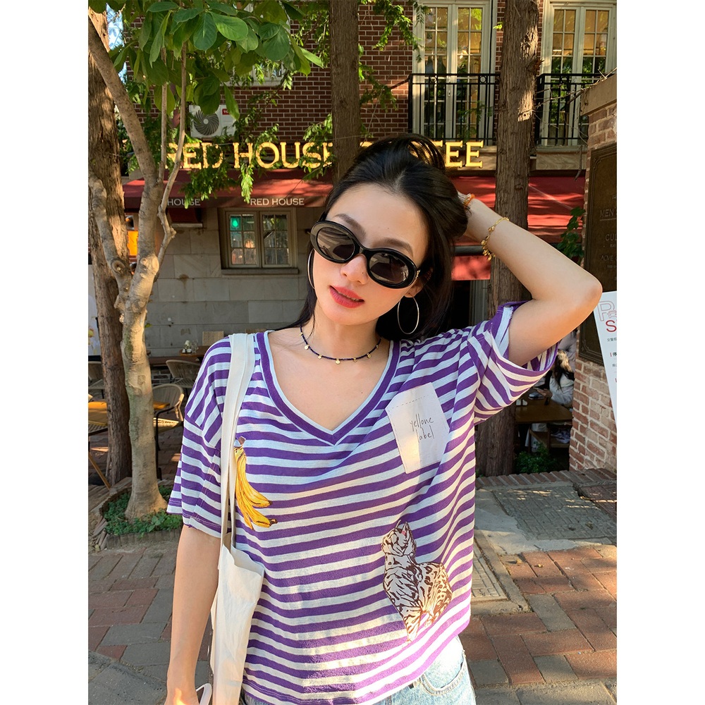 깊게파인브이넥 고양이프린팅 스트라이프반팔티 루즈핏 캐주얼 유니크 퍼플 - 상세 이미지 2