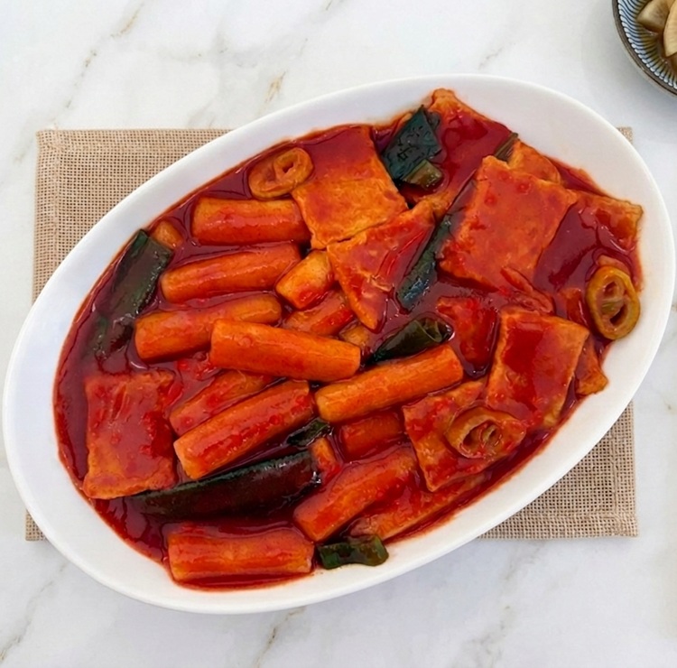 라투이 화들짝 매운 떡볶이 500g 캠핑 낚시 차박 간식 빨간 밀키트 - 상품 이미지